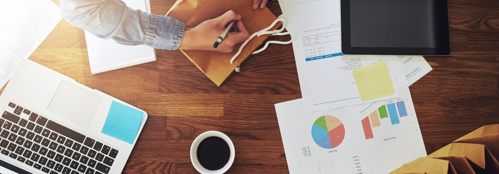 Junge Unternehmerin arbeitet an Schreibtisch